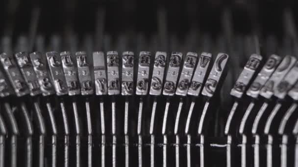 Impresión en una vieja máquina de escribir — Vídeo de stock