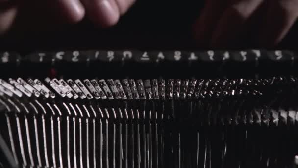 Digitação de dedo na máquina de escrever vintage — Vídeo de Stock