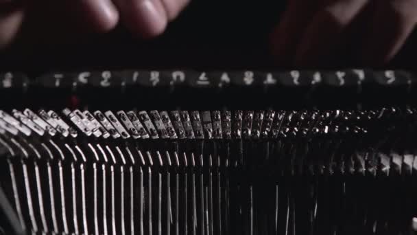 Mecanografía de dedo en la máquina de escribir Vintage — Vídeo de stock