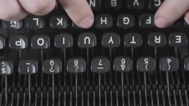 Vintage typerwriter üzerinde bir film komut dosyası veya bir kitap yazarak
