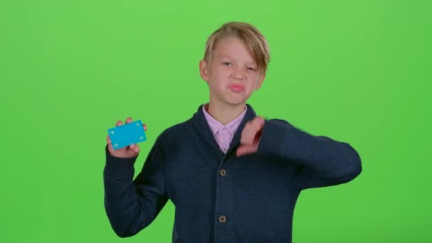 Έφηβος αγόρι με μια πιστωτική κάρτα δείχνει απέχθεια και, στη συνέχεια, όπως σε μια πράσινη οθόνη — Αρχείο Βίντεο