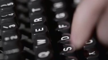 Eski bir daktilo tuşları el çırp