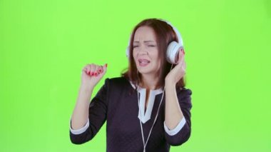 Kulaklıkla müzik dinleyen bir bayan. Yeşil Ekran