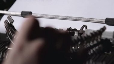 Eski bir daktilo tuşları el çırp