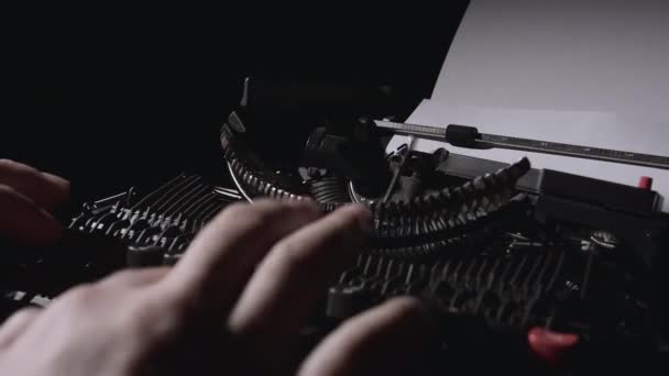 Poeta escribe el texto del poema en una máquina de escribir retro — Vídeo de stock