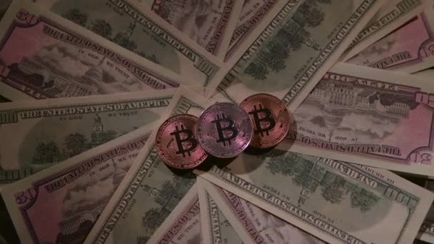 Bitcoin van verschillende munten ligt op een tafel op papier rekeningen — Stockvideo