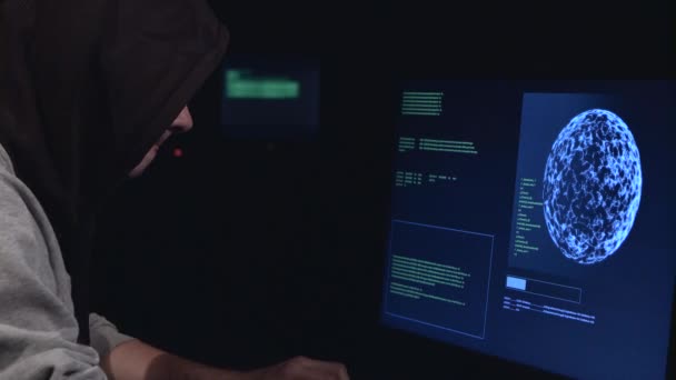 Ο Χάκερ εισάγει τα δεδομένα του ιού στον υπολογιστή. — Αρχείο Βίντεο