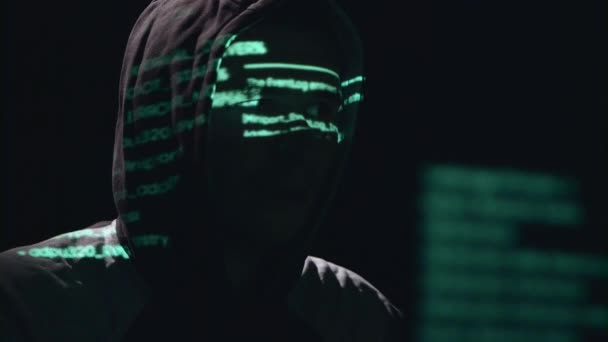 スパイは、cyberpolicy のサイトをハッキングです。黒の背景 — ストック動画