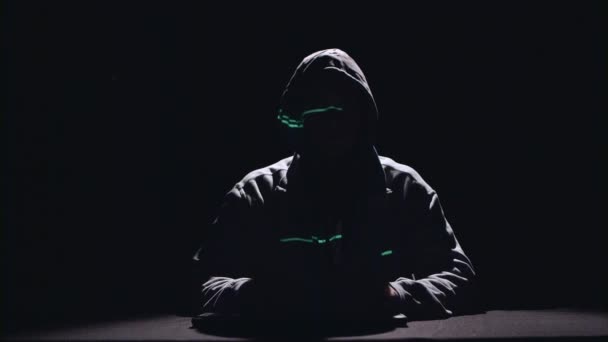 Spia sta digitando patch di virus sulla tastiera per l'hacking. Fondo nero. Silhouette — Video Stock