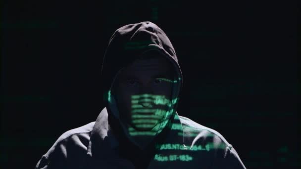 Adam bir Web hacking, silah verildi. Siyah arka plan — Stok video