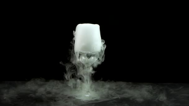 在干冰块的作用下，在酒杯中饮用。 慢动作 — 图库视频影像