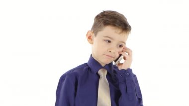 İşadamı çocuk beyaz stüdyoda akıllı telefondan konuşuyor. Yakın çekim.