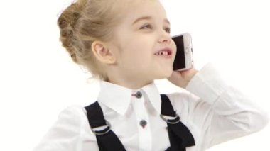 İş kadını beyaz arka planda cep telefonuyla sevinçle iletişim kuruyor. Yakın çekim.