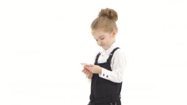 Küçük işletme kızı tasvip etmediği bir şekilde cep telefonuna bakar ve yumruğunu sıkar.