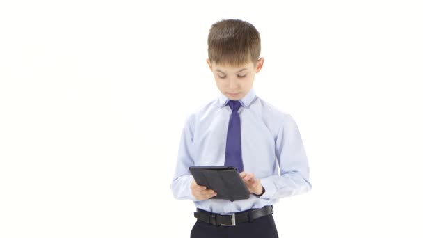Liten pojke mäklare studerar prishöjningar på börsen — Stockvideo