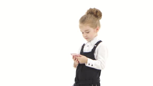 Λυπημένο μωρό επικοινωνεί σε απευθείας σύνδεση στο chat στο smartphone, λευκό φόντο — Αρχείο Βίντεο