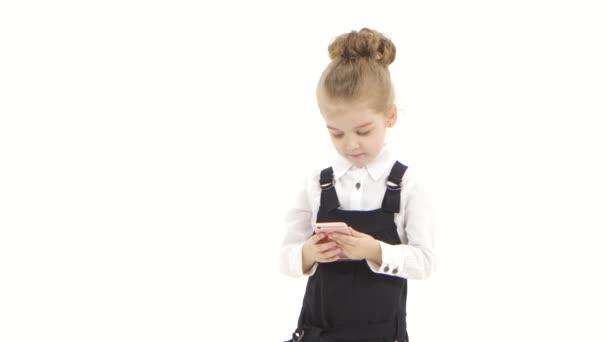 Grande idea viene al bambino quando si scrive un messaggio su smartphone — Video Stock