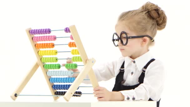 Menina inteligente usando ábaco de madeira colorido no fundo branco — Vídeo de Stock