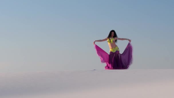 Danseuse professionnelle en costume brillant fait des mouvements sexuels contre le ciel bleu — Video