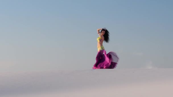 Bailarina elegante contra el cielo bailando danza del vientre en un traje brillante — Vídeos de Stock