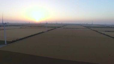Rüzgâr motorları, günbatımında güzel manzarada yenilenebilir rüzgar enerjisi kaynaklarına sahiptir. Hava İncelemesi