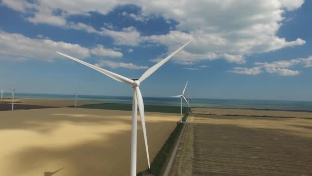 Windmechanisme is een alternatieve energiebron op een achtergrond van geel groene laag van de vooraanzicht. Luchtfoto 's. Sluiten. — Stockvideo