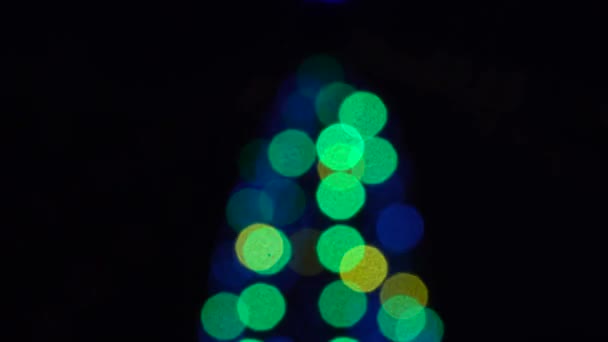 Luzes Defocus na árvore de Natal decorada — Vídeo de Stock