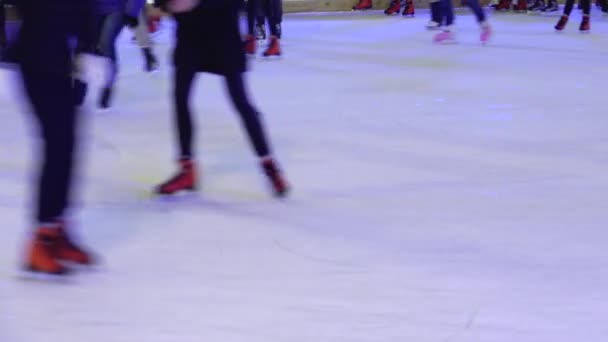 Pies de personas patinando en una pista de hielo de la calle — Vídeos de Stock