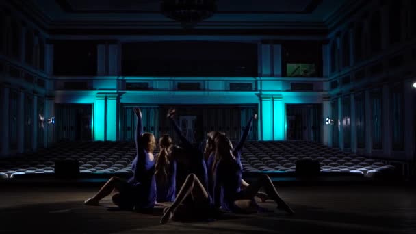 Groep jonge bekwame ballerina's dansen modern ballet op het podium van de grote zaal. Meisjes kijken naar Auditorium. Jurk repetitie voor de prestaties. — Stockvideo