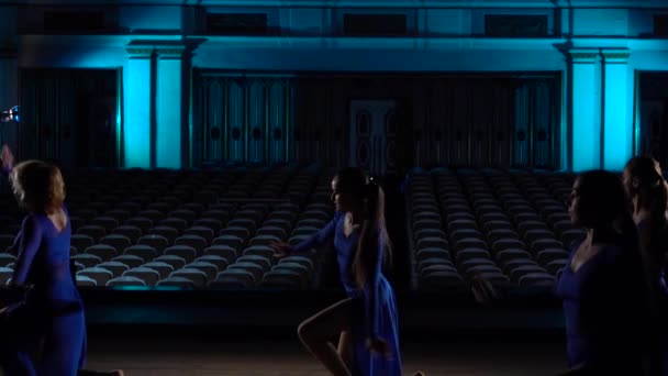 Gruppo giovani ballerine abili ballare balletto moderno sul palco della grande sala. Ragazze che guardano l'auditorium. Prove generali prima dello spettacolo . — Video Stock