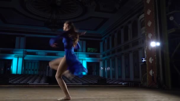 Groupe de jeunes ballerines habiles dansant ballet moderne sur la scène de la grande salle. Les filles regardent l'auditorium. Répétition générale avant la représentation . — Video