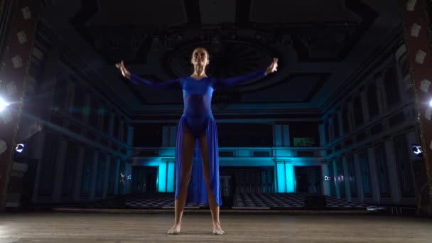 Grupo de jóvenes bailarinas hábiles bailando ballet moderno en el escenario de gran salón. Chicas mirando el auditorio. Ensayo general antes de la actuación . — Vídeo de stock