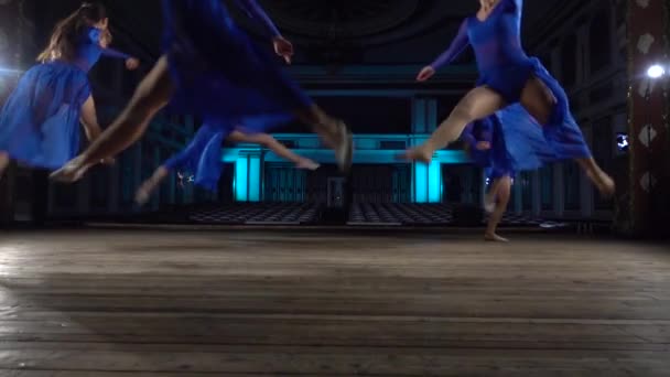 Groep jonge bekwame ballerina's dansen modern ballet op het podium van de grote zaal. Meisjes kijken naar Auditorium. Jurk repetitie voor de prestaties. — Stockvideo