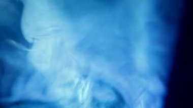 Sinema projektöründen gelen duman ve gizemli mavi ışık