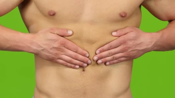 Homem que sofre de espasmo nos músculos abdominais. Tela verde, close-up — Vídeo de Stock