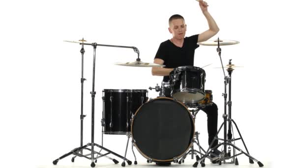 Musicista professionista energico suona buona musica alla batteria. Fondo bianco — Video Stock
