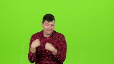 Adam rafta ve boks yapıyor. Yeşil ekran. Yavaş çekim