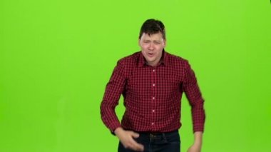 Adam enerjik dans ediyor, eğleniyor. Yeşil ekran. Ağır çekim