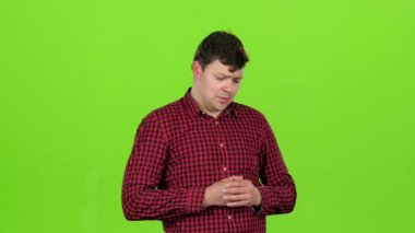 Kumarbaz oyunlardan dolayı gergin ve endişeli. Yeşil ekran. Yavaş çekim