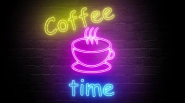 Tuğla duvar arkasında neon kahve saati animasyonu. Kahve fincanı kusursuz döngü işareti.