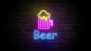 Duvarın arkasında neon ışıklı bira tabelaları. Bira çubuğu düz döngü işareti.