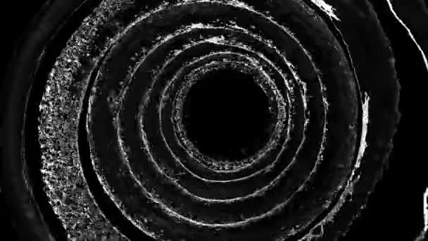 Lingkaran air mencair di latar belakang hitam. Air menuangkan dengan refleksi Aliran Berputar. — Stok Video