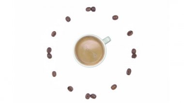 Kahve Saati - Bir fincan köpüklü kahve ve kahve çekirdekli saat, beyaz arka planda izole edilmiş dikişsiz döngü animasyonu.