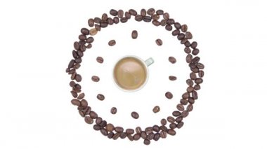 Kahve Saati - Bir fincan köpüklü kahve ve kahve çekirdekli saat, beyaz arka planda izole edilmiş dikişsiz döngü animasyonu.