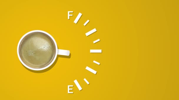 Animación del indicador de combustible, mostrando el nivel de combustible con taza de café en el fondo amarillo. Café fondo idea creativa . — Vídeos de Stock