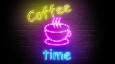 Tuğla duvar arkasında neon kahve saati animasyonu. Kahve fincanı kusursuz döngü işareti.