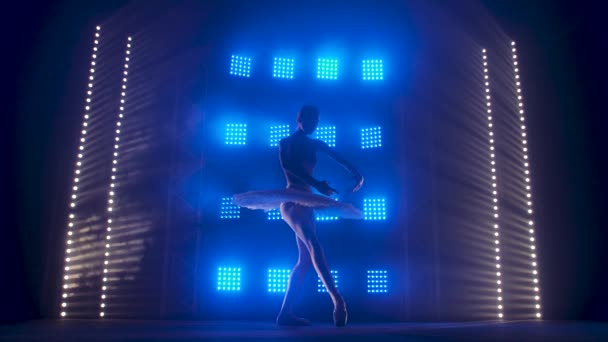 Креативний жіночий хореограф встановлює балетний виступ, танцює і робить різні ходи в променях блакитного світла концепція мистецтва 4k Повільні кадри руху . — стокове відео