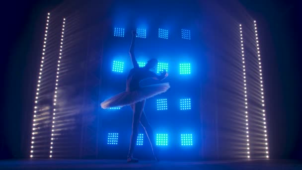 Creatieve vrouwelijke choreograaf zet ballet op, danst en doet verschillende moves in de stralen van blauw licht - kunstconcept 4k Slow motion beeldmateriaal. — Stockvideo