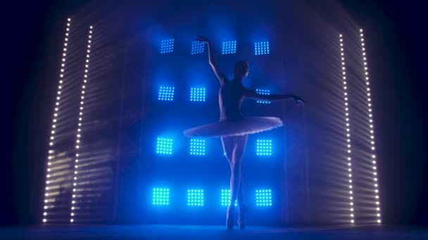 Δημιουργική γυναίκα χορογράφος που θέτει μια παράσταση μπαλέτου, χορό και να κάνει διάφορες κινήσεις στις ακτίνες του μπλε φωτός - τέχνες έννοια 4k Αργή κίνηση πλάνα. — Αρχείο Βίντεο