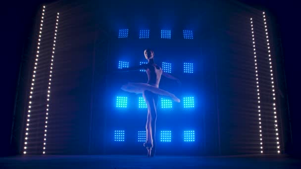 Creativa coreógrafa femenina estableciendo una actuación de ballet, bailando y haciendo varios movimientos en los rayos de luz azul - concepto de artes 4k Imágenes en cámara lenta . — Vídeos de Stock